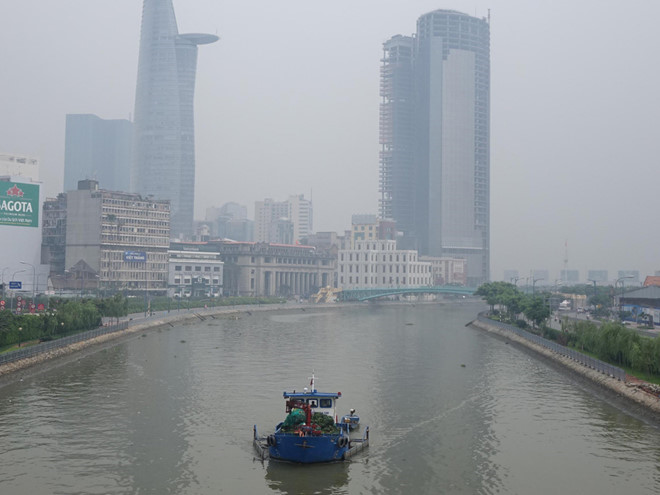 TP.HCM[-]se[-]lạnh[-]mù[-]"như[-]sương",[-]người[-]Sài[-]Gòn[-]ra[-]đường[-]cần[-]đeo[-]khẩu[-]trang